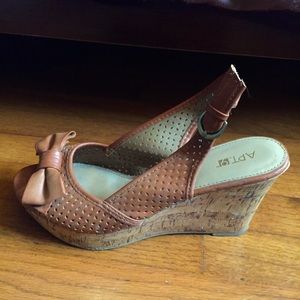 Tan- Bow Wedges